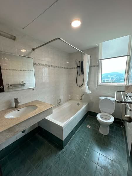 Kondominium untuk Disewa di Gurney Beach Resort - Xinnee . - Bathroom - PropertyGuru.com.my