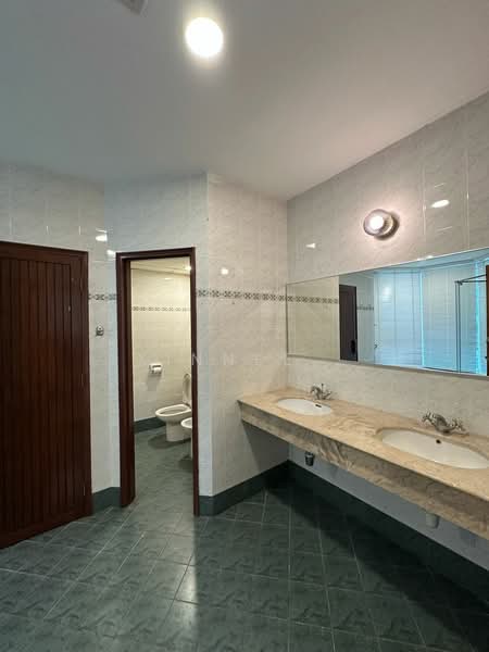 Condominium for Rent at Gurney Beach Resort - Xinnee . - Bathroom - PropertyGuru.com.my