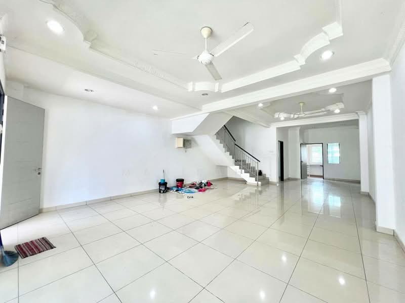3-storey Terraced House for Sale in Taman Aman Permai (Bangi) - Mahirah . - Living Room - PropertyGuru.com.my