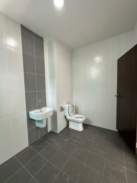 Rumah Teres 3 Tingkat untuk Disewa di Taman Sungai Ara (Sungai Ara) - Xinnee . - Bathroom - PropertyGuru.com.my