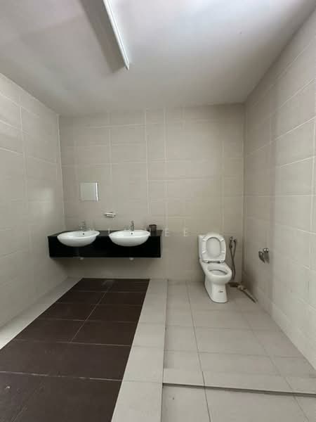 Rumah Teres 3 Tingkat untuk Disewa di Taman Sungai Ara (Sungai Ara) - Xinnee . - Bathroom - PropertyGuru.com.my