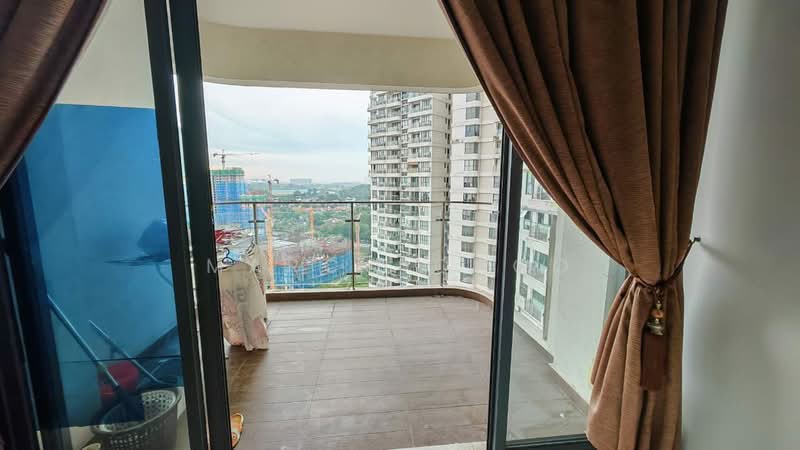 Kondominium untuk Dijual di Royal Strand @ Country Garden Danga Bay - Marco Choo - Balcony - PropertyGuru.com.my