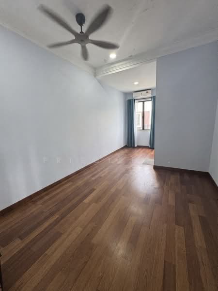 2-storey Terraced House for Sale in Alam Impian (Shah Alam) - Priscilla . - Upstairs bedroom  - PropertyGuru.com.my