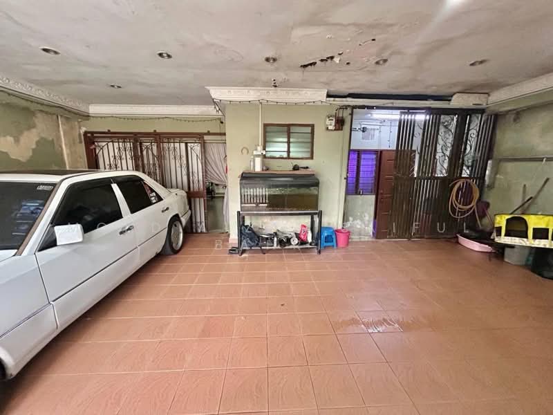 2-storey Terraced House for Sale in Seksyen 1a (Petaling Jaya) - Mohd Aizat Saiful Bahri - Car Park - PropertyGuru.com.my