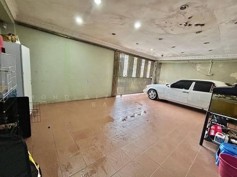 2-storey Terraced House for Sale in Seksyen 1a (Petaling Jaya) - Mohd Aizat Saiful Bahri - Car Park - PropertyGuru.com.my