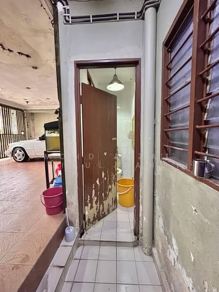 2-storey Terraced House for Sale in Seksyen 1a (Petaling Jaya) - Mohd Aizat Saiful Bahri - Bathroom - PropertyGuru.com.my