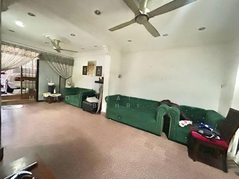 2-storey Terraced House for Sale in Seksyen 1a (Petaling Jaya) - Mohd Aizat Saiful Bahri - Living Room - PropertyGuru.com.my