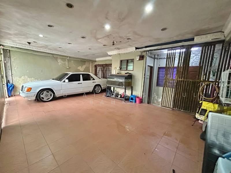 2-storey Terraced House for Sale in Seksyen 1a (Petaling Jaya) - Mohd Aizat Saiful Bahri - Car Park - PropertyGuru.com.my