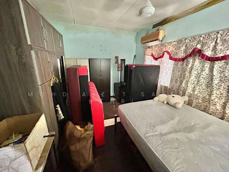 2-storey Terraced House for Sale in Seksyen 1a (Petaling Jaya) - Mohd Aizat Saiful Bahri - Bedroom - PropertyGuru.com.my
