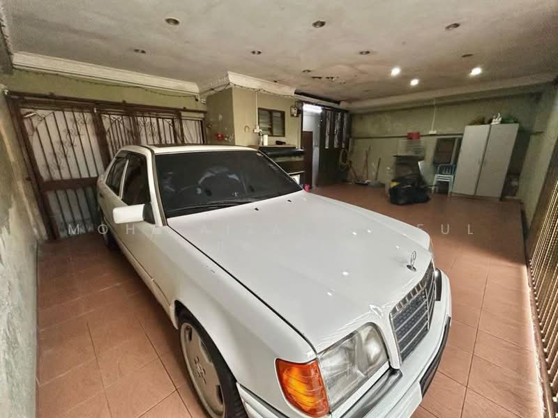 2-storey Terraced House for Sale in Seksyen 1a (Petaling Jaya) - Mohd Aizat Saiful Bahri - Car Park - PropertyGuru.com.my