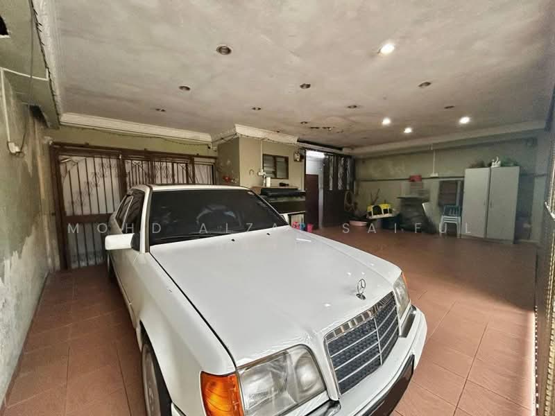 2-storey Terraced House for Sale in Seksyen 1a (Petaling Jaya) - Mohd Aizat Saiful Bahri - Car Park - PropertyGuru.com.my