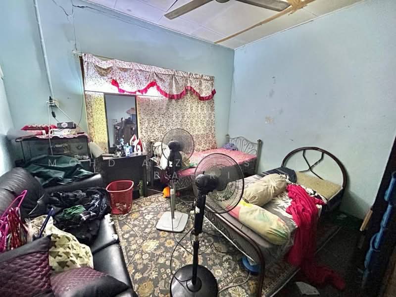 2-storey Terraced House for Sale in Seksyen 1a (Petaling Jaya) - Mohd Aizat Saiful Bahri - Bedroom - PropertyGuru.com.my