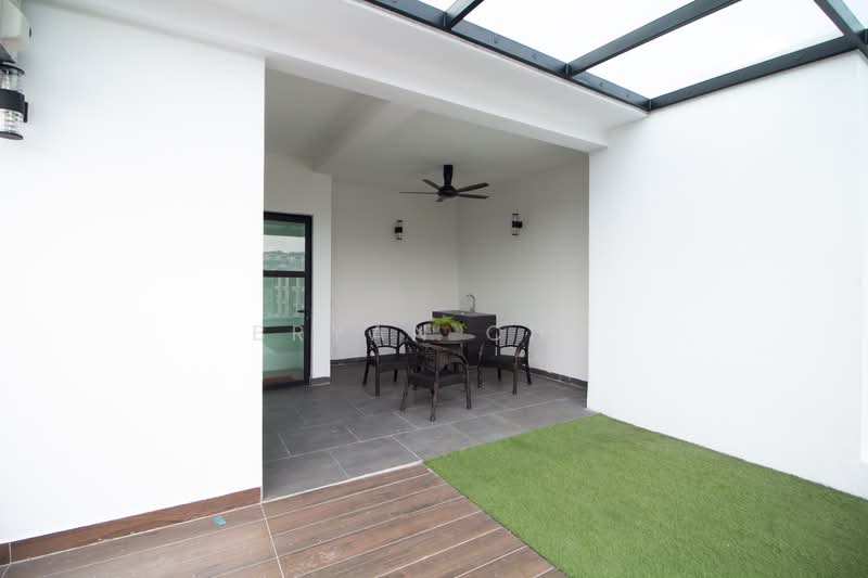 Servis Apartment untuk Dijual di Tropical Villa - Bryan Cho - Balcony - PropertyGuru.com.my