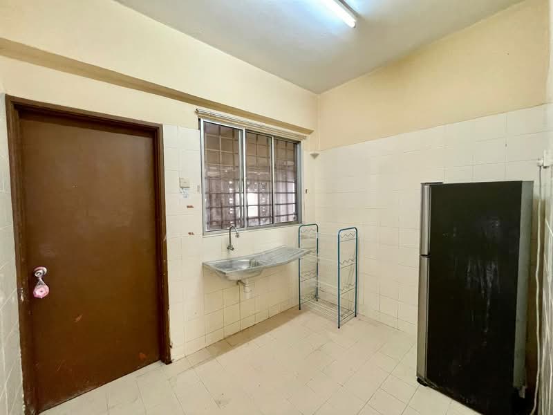 Pangsapuri untuk Dijual di Baiduri Apartment - Alex Tong - Kitchen - PropertyGuru.com.my