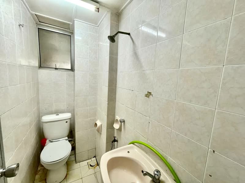 Pangsapuri untuk Dijual di Baiduri Apartment - Alex Tong - Bathroom - PropertyGuru.com.my