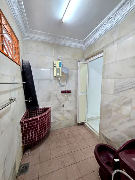 1-storey Terraced House for Sale in Taman Johor Jaya (Johor Bahru) - Calvin Lee - Bathroom - PropertyGuru.com.my