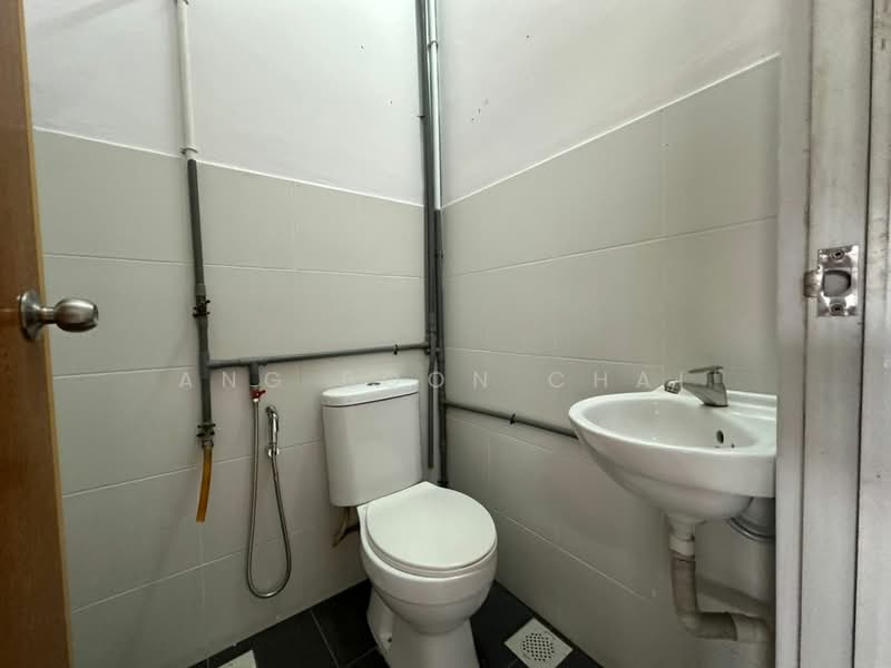 Rumah Teres 1 Tingkat untuk Disewa di Taman Pelangi (Johor Bahru) - Ang Boon Chai - Bathroom - PropertyGuru.com.my