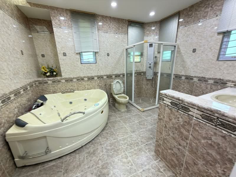 Rumah Banglo untuk Dijual di Kawasan Perumahan Sungai Emas (Batu Ferringhi) - Darren Lye - Bathroom - PropertyGuru.com.my