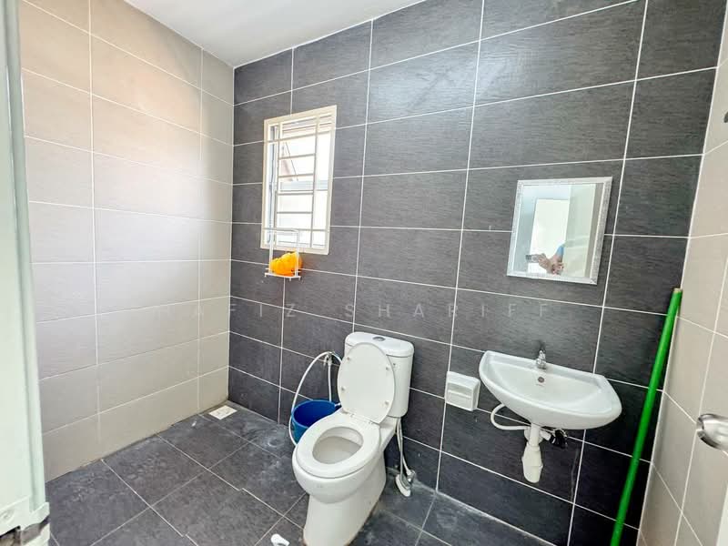 Semi-Detached House for Sale in Sepang (Selangor) - Hafiz Shariff - Bathroom - PropertyGuru.com.my