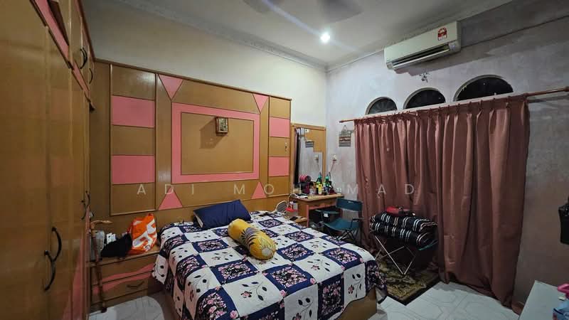 Rumah Banglo untuk Dijual di Taman Setia Jaya (Banting) - Adi Mohamad - Bedroom - PropertyGuru.com.my