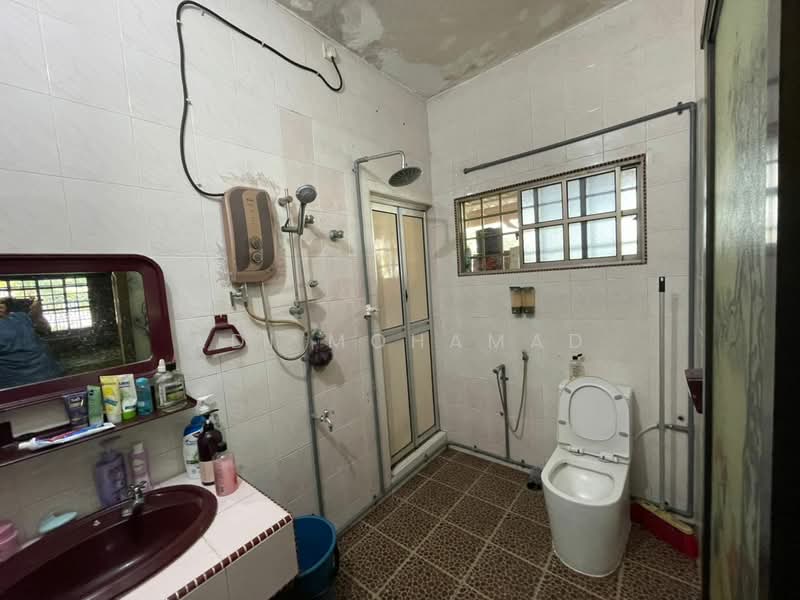 Rumah Banglo untuk Dijual di Taman Setia Jaya (Banting) - Adi Mohamad - Bathroom - PropertyGuru.com.my