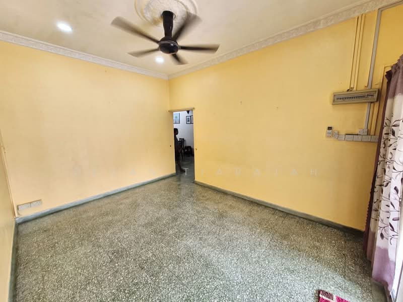1-storey Terraced House for Sale in Taman Ehsan (Kepong) - Devan Tiarajah - Living Room - PropertyGuru.com.my