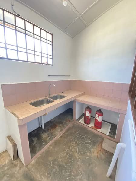1-storey Terraced House for Sale in Taman Johor Jaya (Johor Bahru) - YC Fung - Kitchen - PropertyGuru.com.my