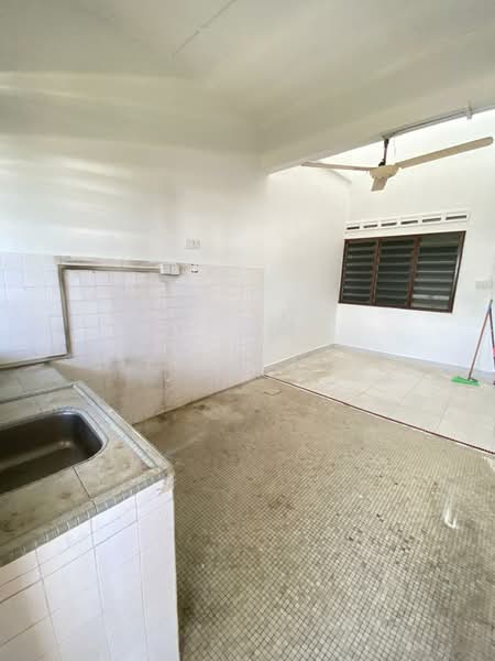 1-storey Terraced House for Sale in Taman Johor Jaya (Johor Bahru) - YC Fung - Kitchen - PropertyGuru.com.my
