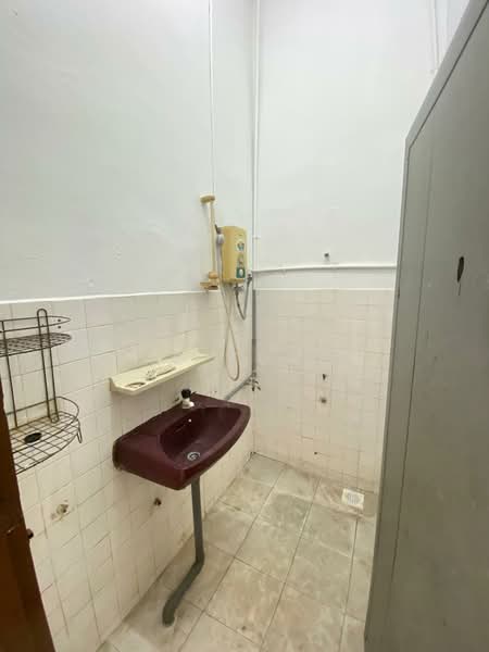 1-storey Terraced House for Sale in Taman Johor Jaya (Johor Bahru) - YC Fung - Bathroom - PropertyGuru.com.my