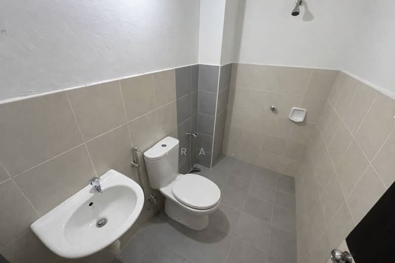 Rumah Teres 2 Tingkat untuk Dijual di Taman Skudai Indah (Skudai) - Zira . - Bathroom - PropertyGuru.com.my
