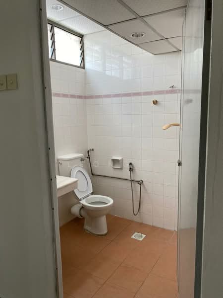 Pangsapuri untuk Disewa di Taman Bukit Dumbar - Leong . - Bathroom - PropertyGuru.com.my
