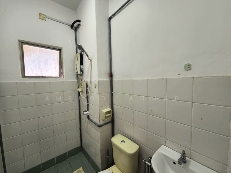 Pangsapuri untuk Dijual di Melur Apartment - Amruddi Ahmad - Bathroom - PropertyGuru.com.my