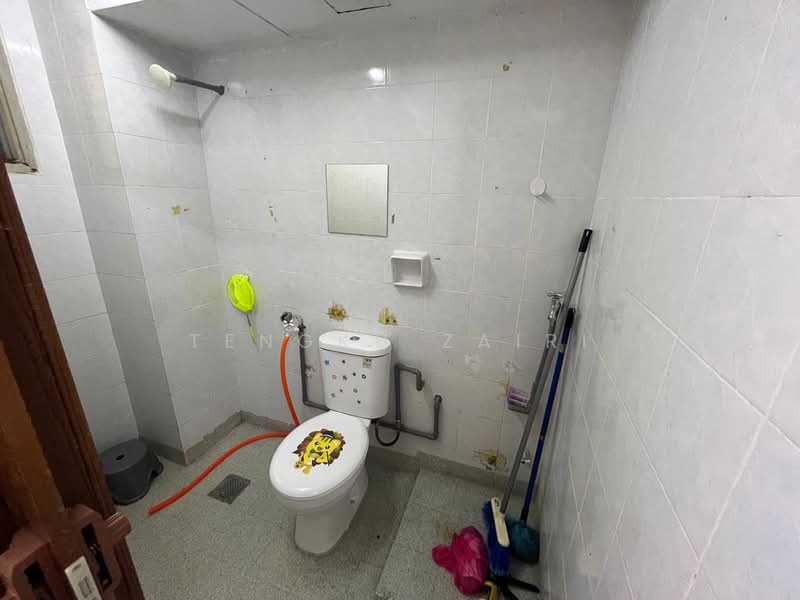 Apartment for Sale at Pangsapuri Suria Subang - Tengku Zairi - Bathroom - PropertyGuru.com.my