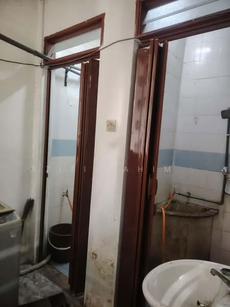 Rumah Flat untuk Dijual di Flat PKNS Section 7 - Azizirrahim . - Bathroom - PropertyGuru.com.my