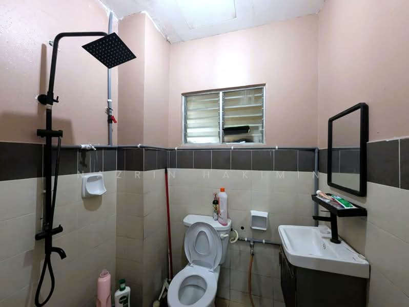 Rumah Teres 2 Tingkat untuk Dijual di Taman Puncak Saujana (Kajang) - Nazrin Hakimin - Bathroom - PropertyGuru.com.my