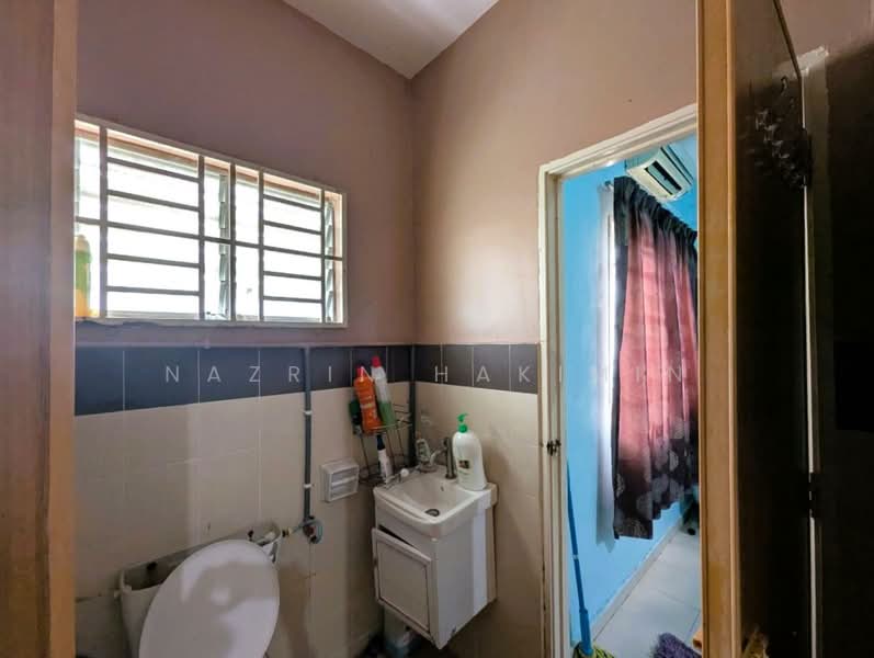 Rumah Teres 2 Tingkat untuk Dijual di Taman Puncak Saujana (Kajang) - Nazrin Hakimin - Bathroom - PropertyGuru.com.my