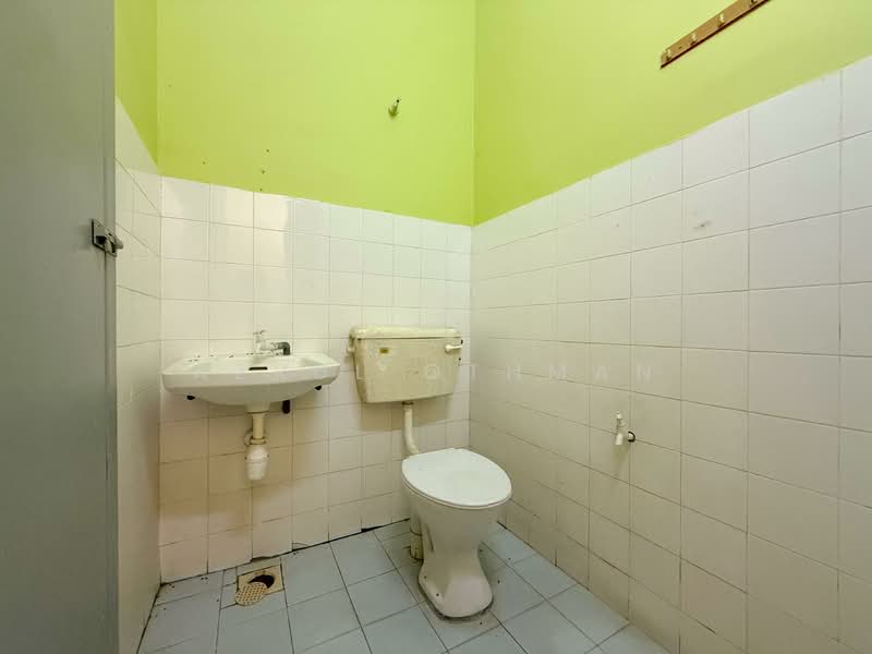 1-storey Terraced House for Sale in Bandar Seremban Selatan (Seremban) - Azrul Othman - Bathroom - PropertyGuru.com.my