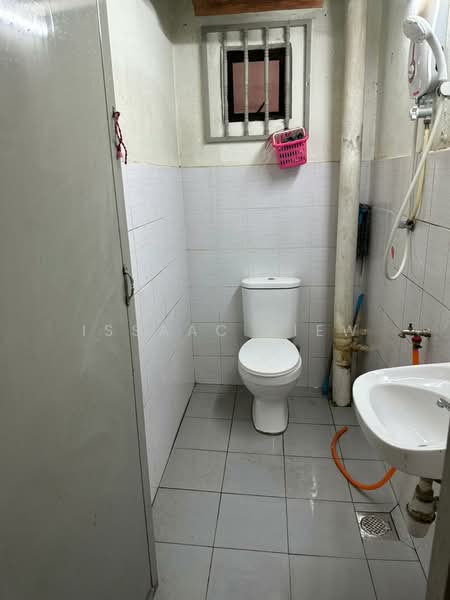 Rumah Flat untuk Disewa di Kuchai Jaya Flat - Issaac Liew - Bathroom - PropertyGuru.com.my