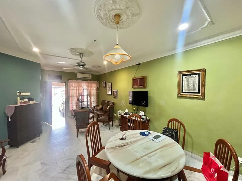 Townhouse for Sale in Alam Damai (Cheras) - M.J Zairin - Living Room - PropertyGuru.com.my