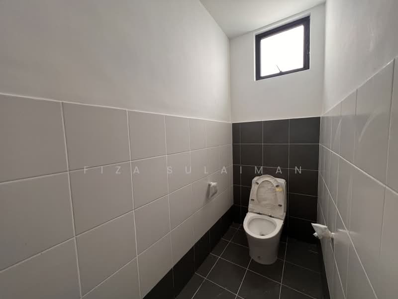 Kedai / Pejabat untuk Disewa di Pasir Gudang (Johor) - Fiza Sulaiman - Bathroom - PropertyGuru.com.my