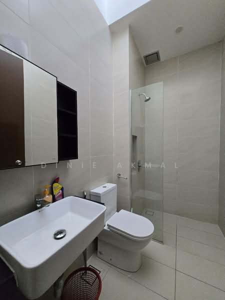 Rumah Berkembar untuk Dijual di Telok Panglima Garang (Selangor) - Dinie Akmal - Bathroom - PropertyGuru.com.my