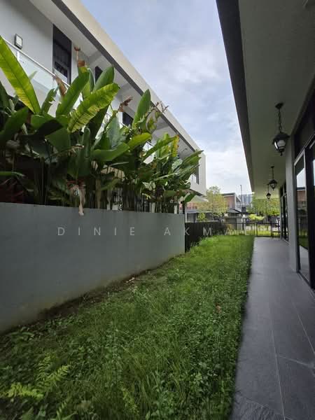 Rumah Berkembar untuk Dijual di Telok Panglima Garang (Selangor) - Dinie Akmal - Exterior - PropertyGuru.com.my
