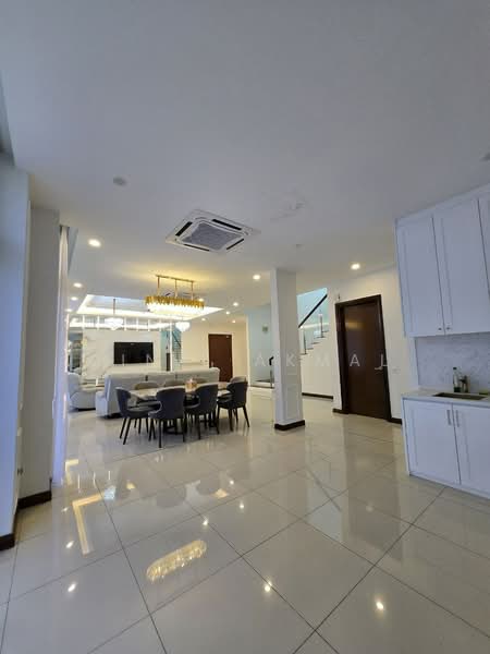 Rumah Berkembar untuk Dijual di Telok Panglima Garang (Selangor) - Dinie Akmal - Living Room - PropertyGuru.com.my
