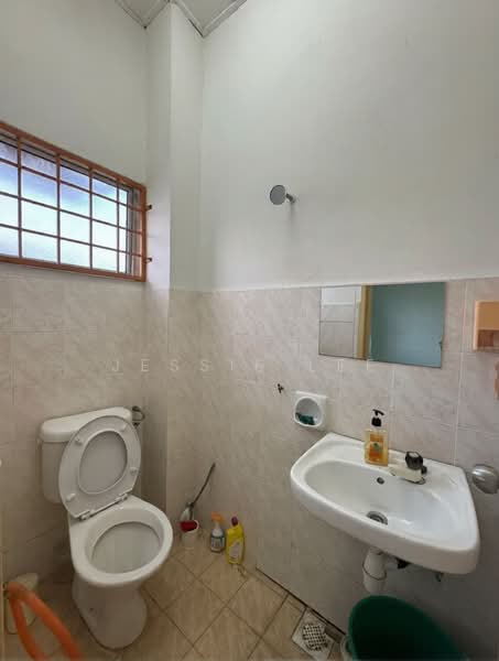 Rumah Teres untuk Dijual di Taman Pinggiran Putra (Seri Kembangan) - Jessie Lee - Bathroom - PropertyGuru.com.my