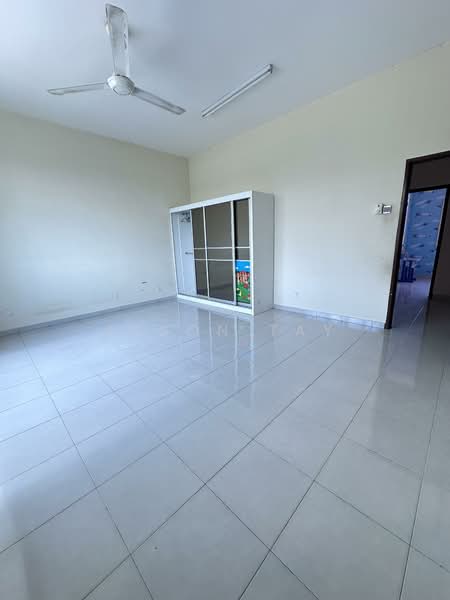 Rumah Teres 2 Tingkat untuk Dijual di Taman Angkasa Nuri (Durian Tunggal) - Jason Tay - Master Bedroom - PropertyGuru.com.my