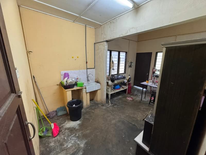 1-storey Terraced House for Sale in Petaling Jaya (Selangor) - Loh KC - Kitchen - PropertyGuru.com.my