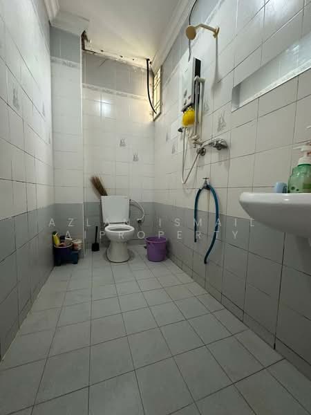 Semi-Detached House for Sale in Taman Universiti (Skudai) - Azlan Ismail aiproperty - Bathroom - PropertyGuru.com.my
