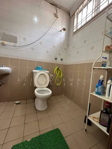 Semi-Detached House for Sale in Taman Universiti (Skudai) - Azlan Ismail aiproperty - Bathroom - PropertyGuru.com.my