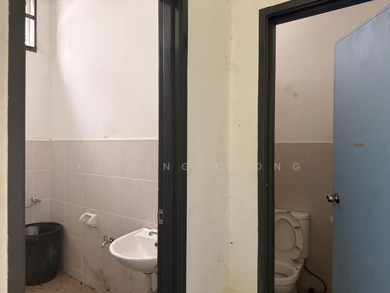 Kedai / Pejabat untuk Dijual di Taman Pasir Putih (Pasir Gudang) - Fu Heng Chong - Bathroom - PropertyGuru.com.my