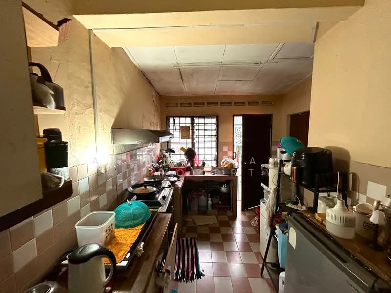 Rumah Teres untuk Dijual di Bandar Baru Uda (Johor Bahru) - Azlan Ismail aiproperty - Kitchen - PropertyGuru.com.my